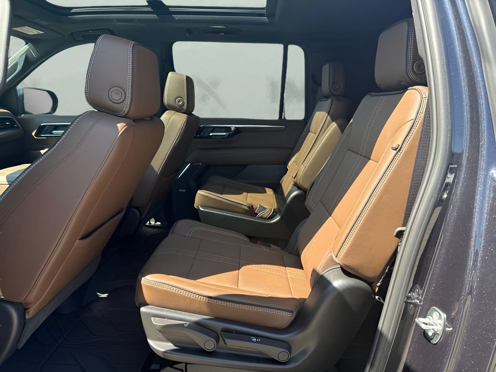 Used 2026 Chevrolet Suburban High Country RWD image 13