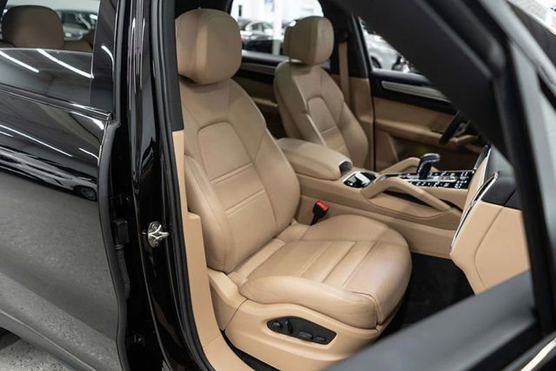 Used 2023 Porsche Cayenne Platinum Edition image 11