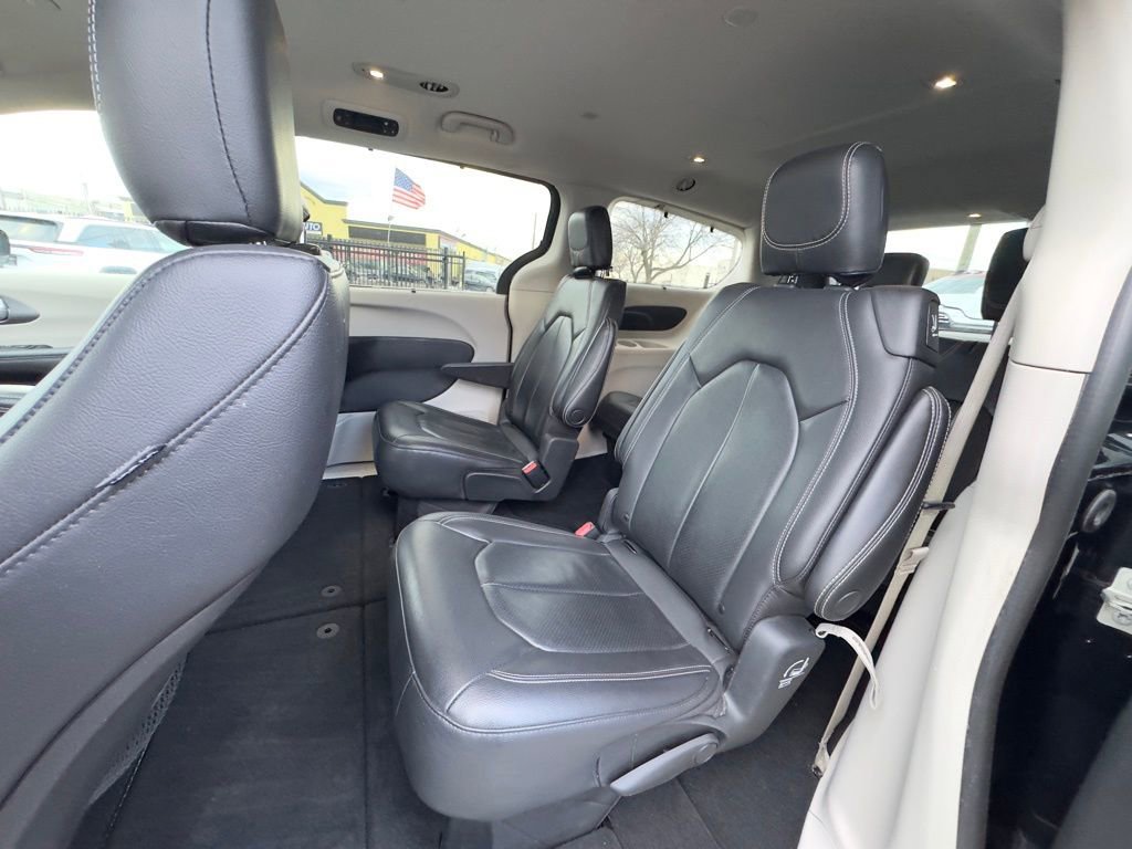 Used 2022 Chrysler Pacifica Touring-L image 15