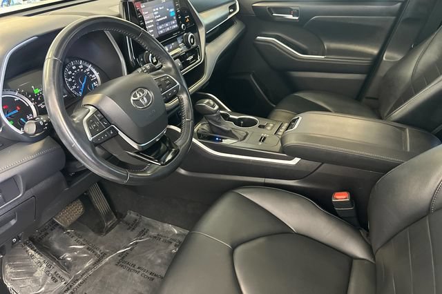 Used 2020 Toyota Highlander XLE AWD/4WD image 12
