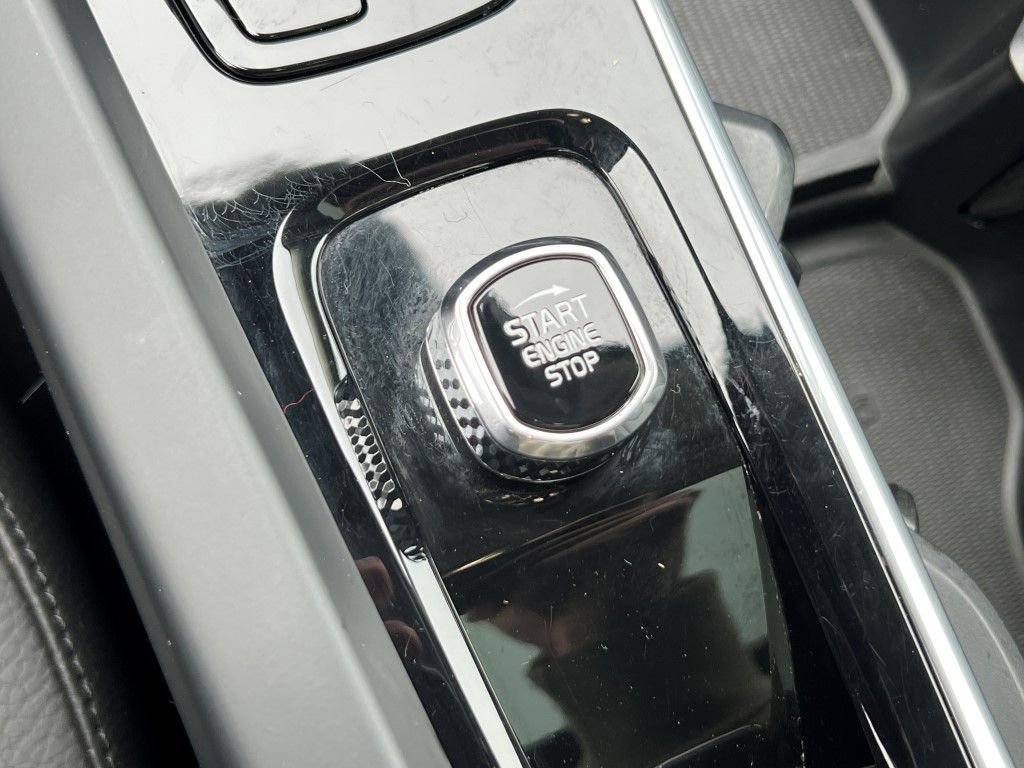 Certified 2023 Volvo XC60 B5 Plus w/ Climate Package image 33