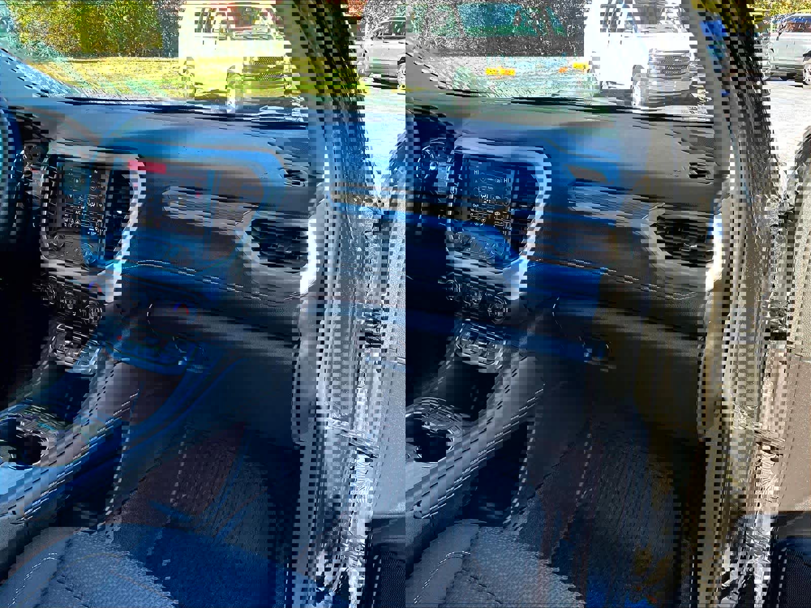 Used 2022 GMC Acadia SLE image 13