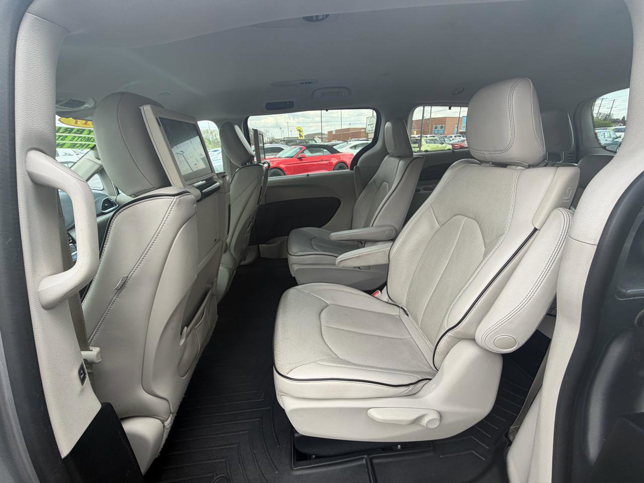 Used 2017 Chrysler Pacifica Platinum FWD image 12