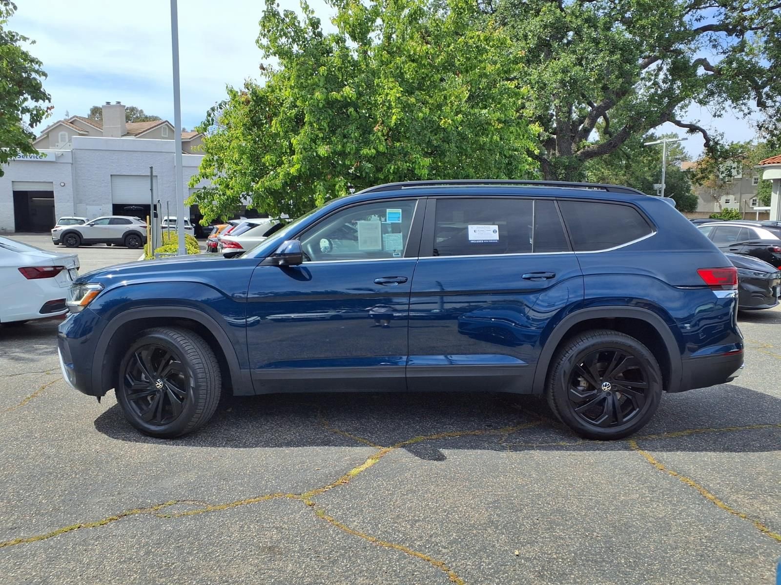 Certified 2022 Volkswagen Atlas SE w/ Black Wheel Package image 3