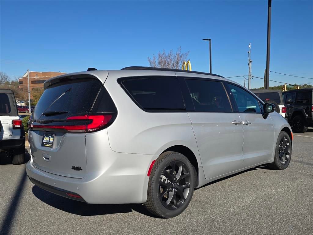 New 2026 Chrysler Pacifica Select w/ S Appearance Package FWD image 3