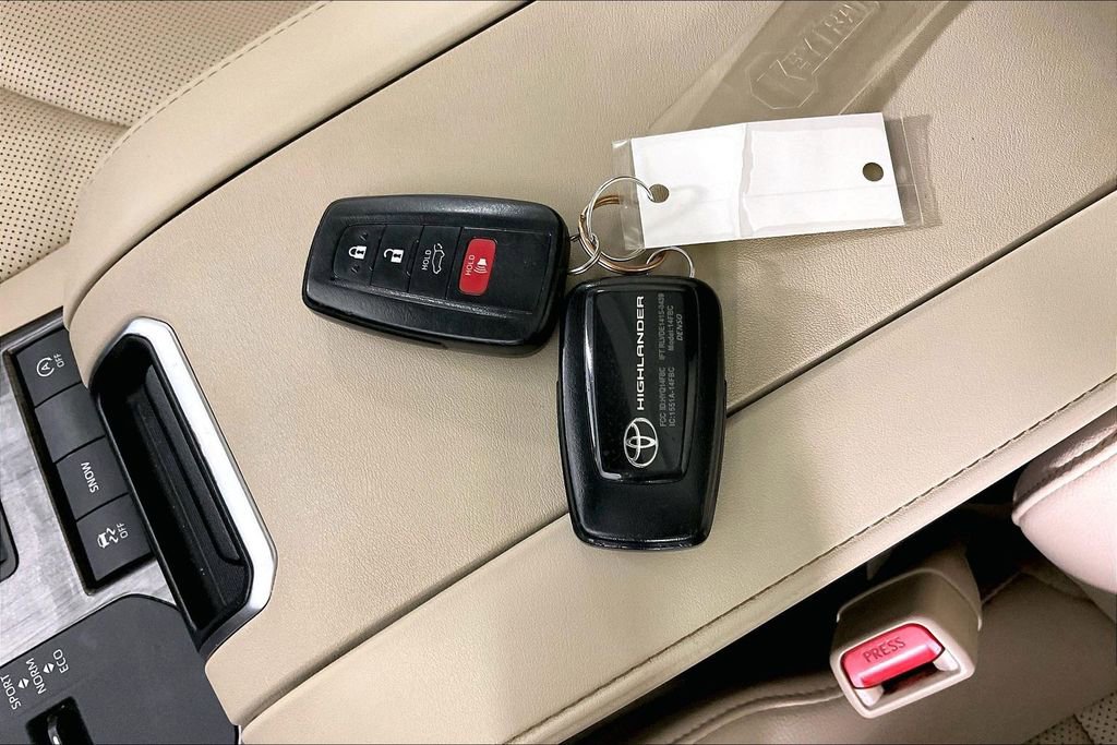 Used 2021 Toyota Highlander Limited image 14