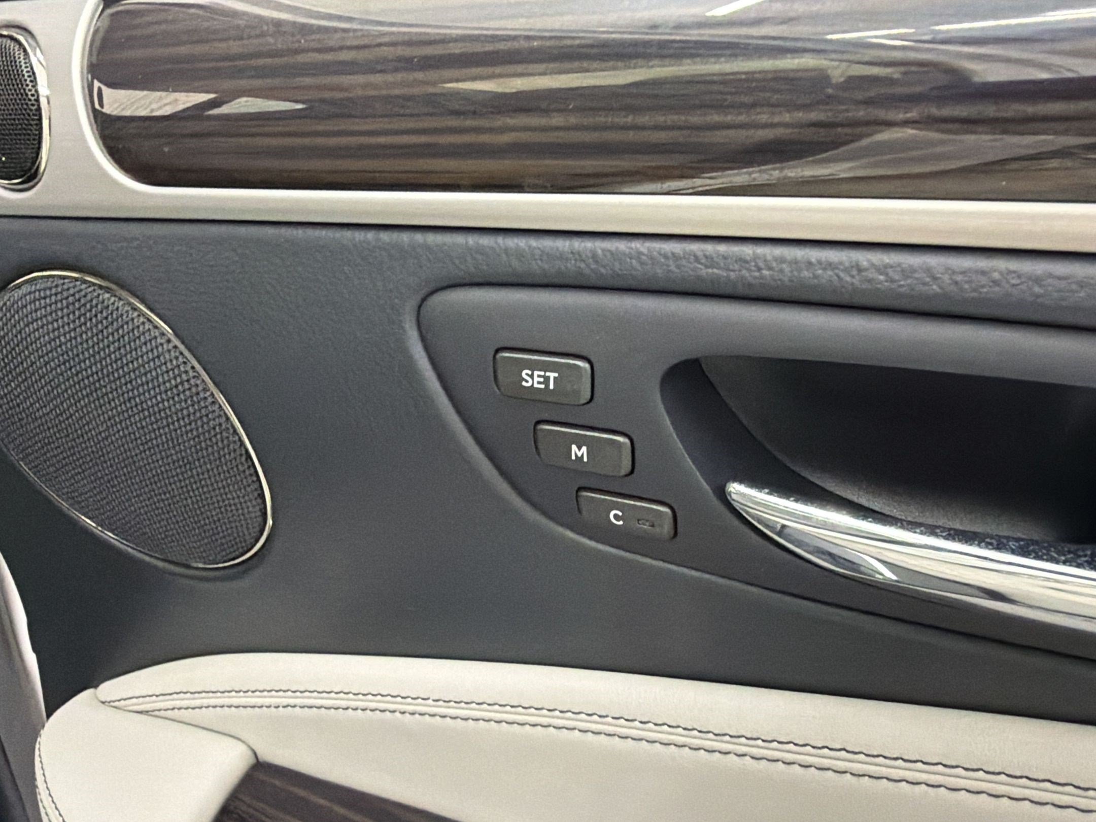 Used 2017 Lexus LS 460 L w/ Ultra Luxury Package RWD image 36