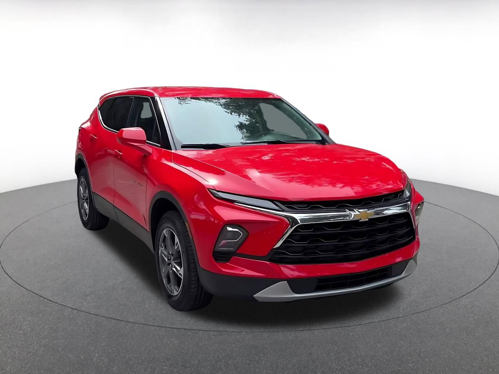 Used 2025 Chevrolet Blazer LT FWD image 3
