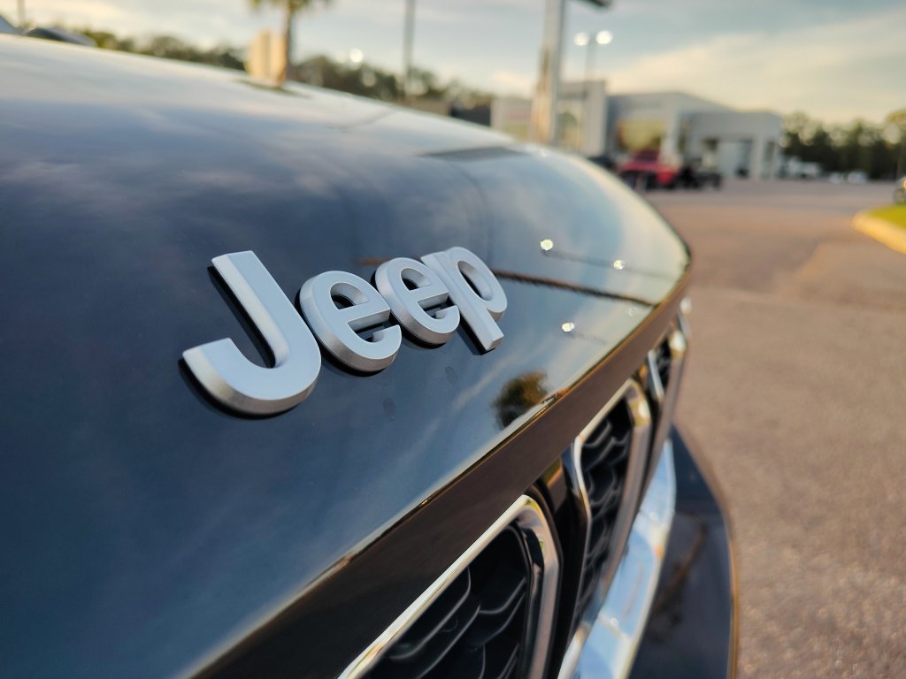 New 2025 Jeep Grand Cherokee Limited RWD image 2