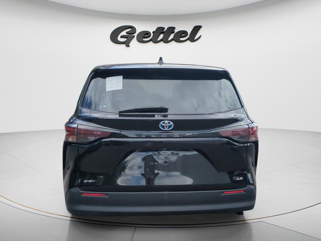 Certified 2025 Toyota Sienna LE image 5
