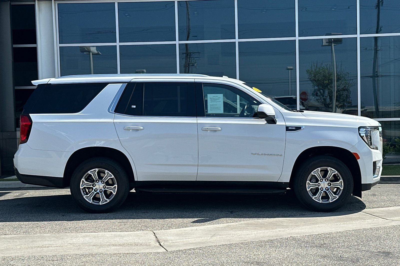 Used 2022 GMC Yukon SLE image 3