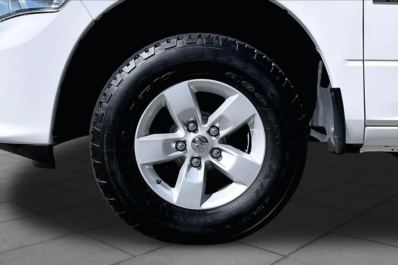 Used 2019 RAM 1500 Express AWD/4WD image 11