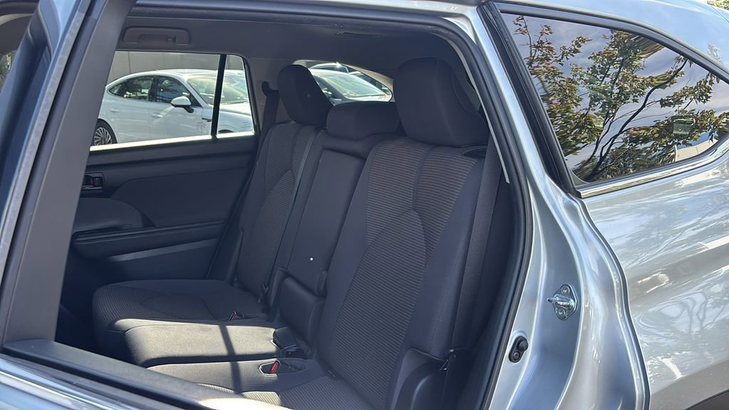 Used 2020 Toyota Highlander LE image 27