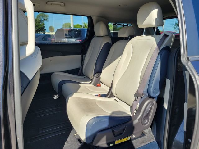 Certified 2025 Kia Carnival EX FWD image 9