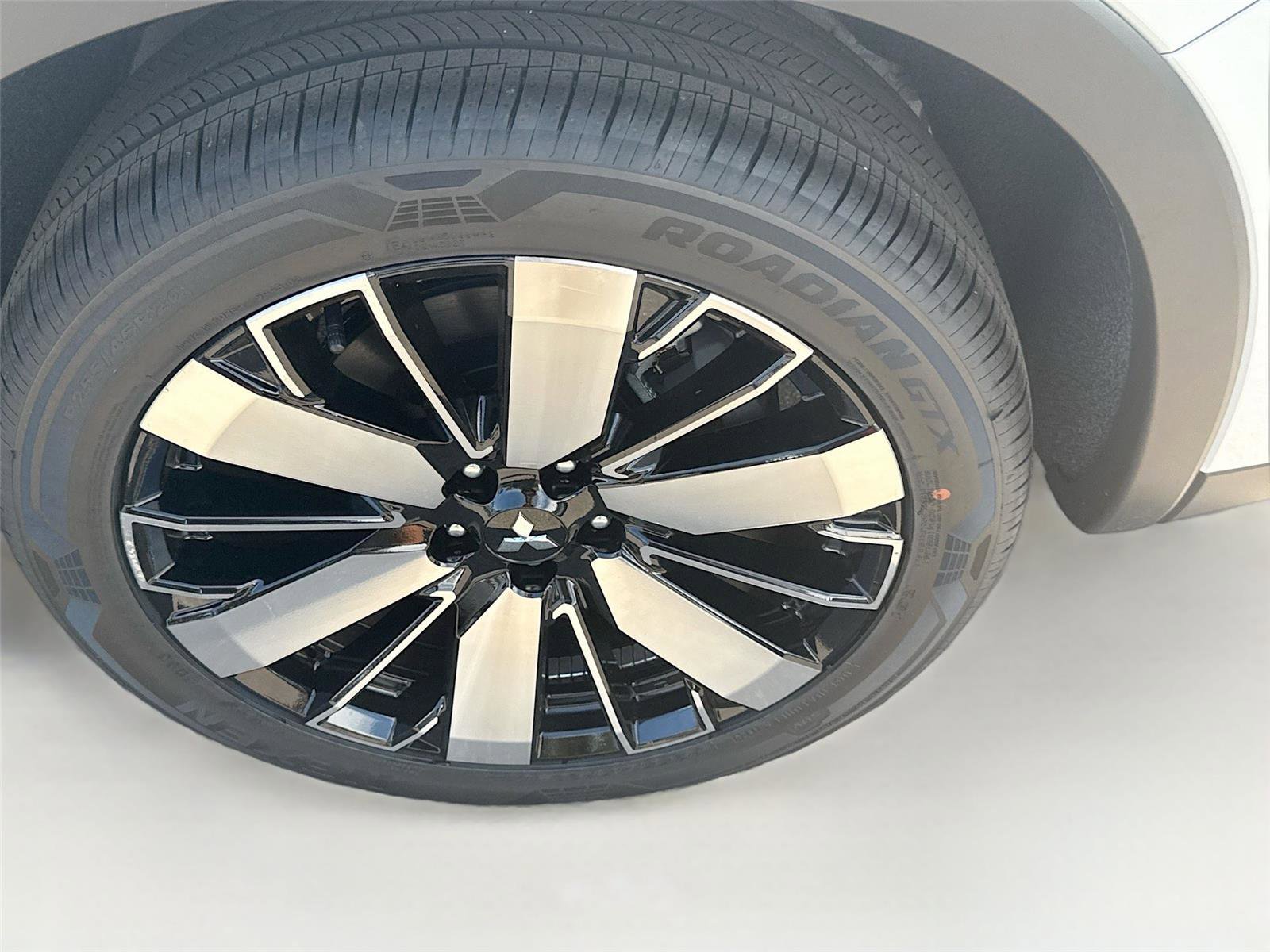 New 2025 Mitsubishi Outlander SE image 32