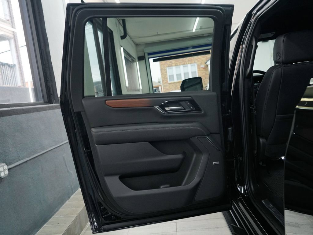 Used 2025 GMC Yukon XL Denali AWD/4WD image 13