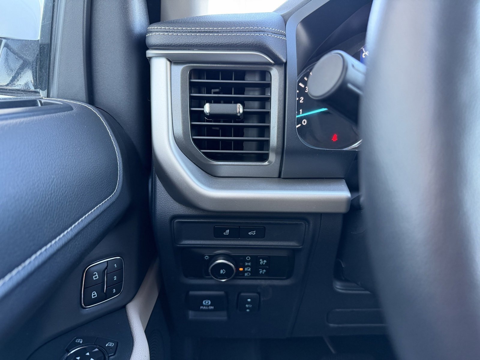 Used 2024 Ford Expedition XLT image 21