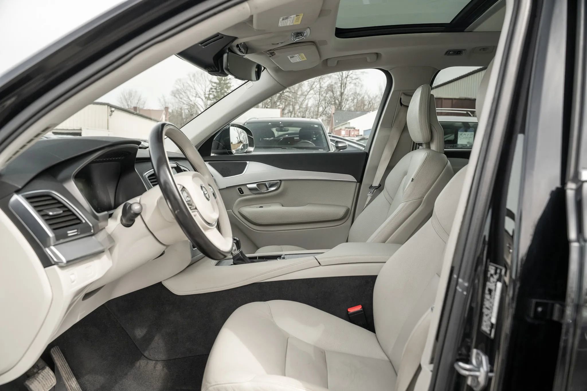 Used 2017 Volvo XC90 T6 Momentum w/ Vision Package image 7