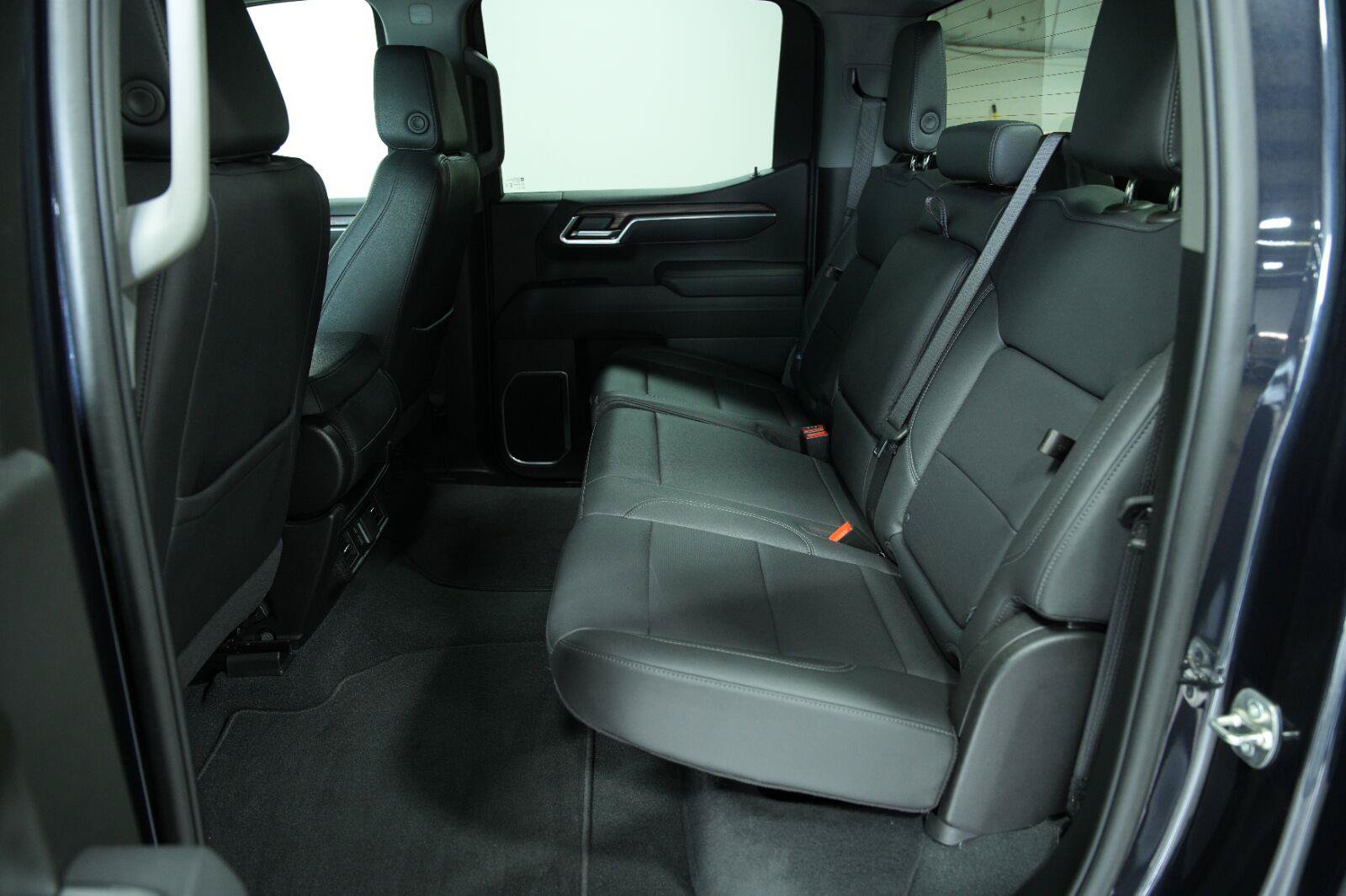 Used 2025 GMC Sierra 1500 SLT AWD/4WD image 32