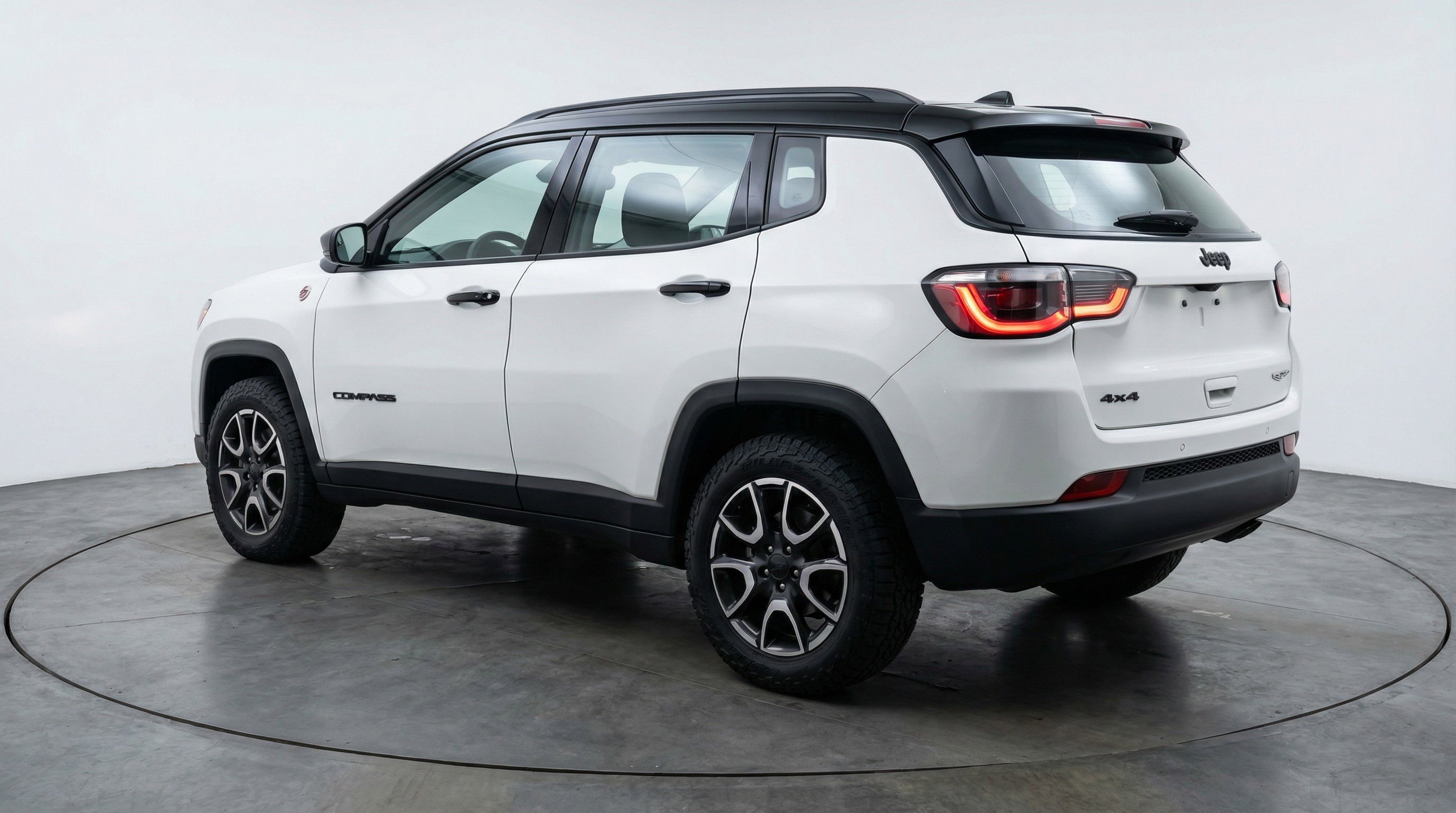 Used 2025 Jeep Compass Trailhawk image 6