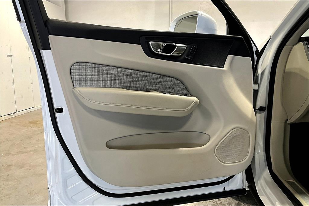 Used 2022 Volvo XC60 B5 Momentum image 21