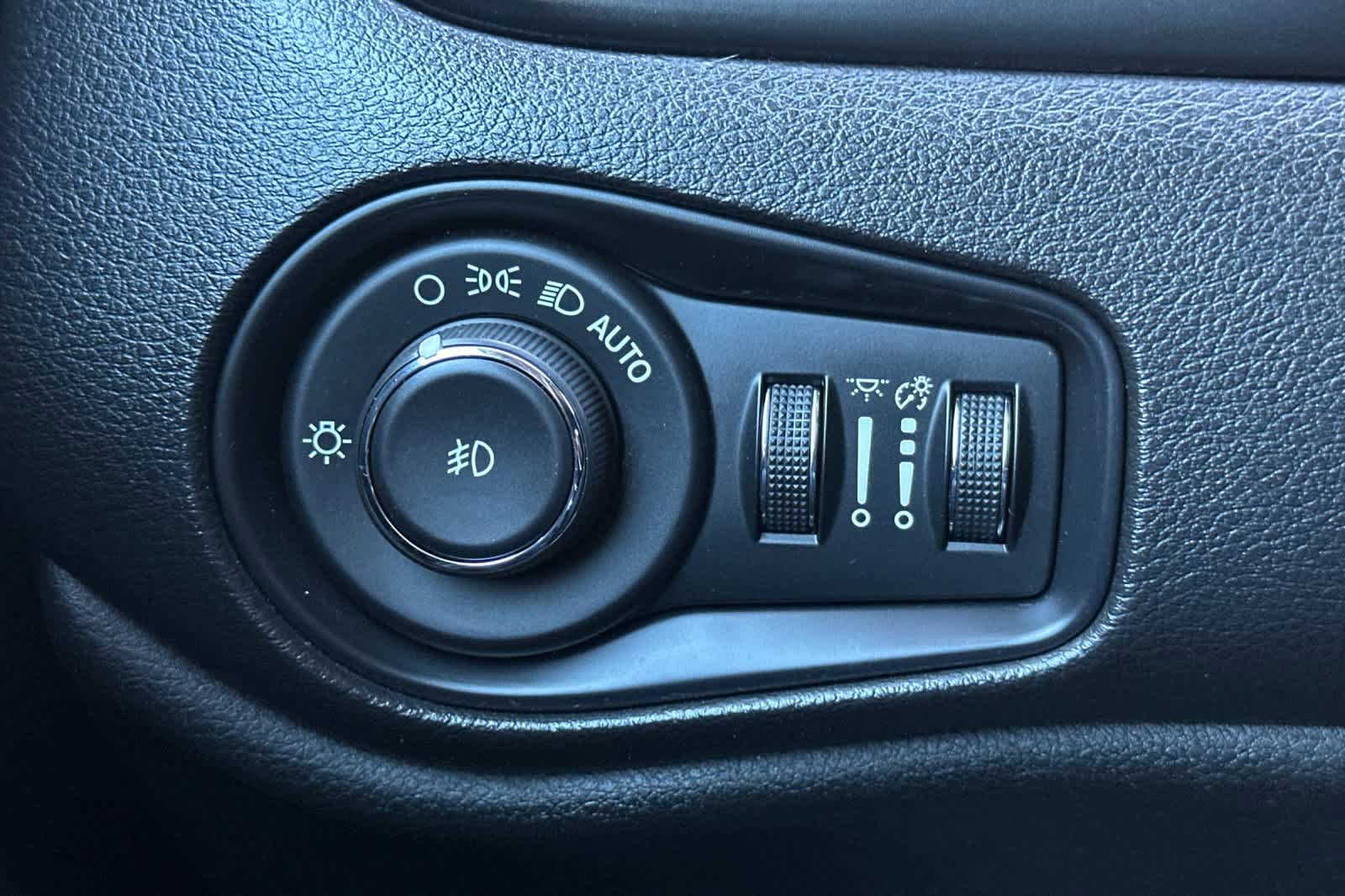 Used 2020 Jeep Renegade Altitude FWD image 30