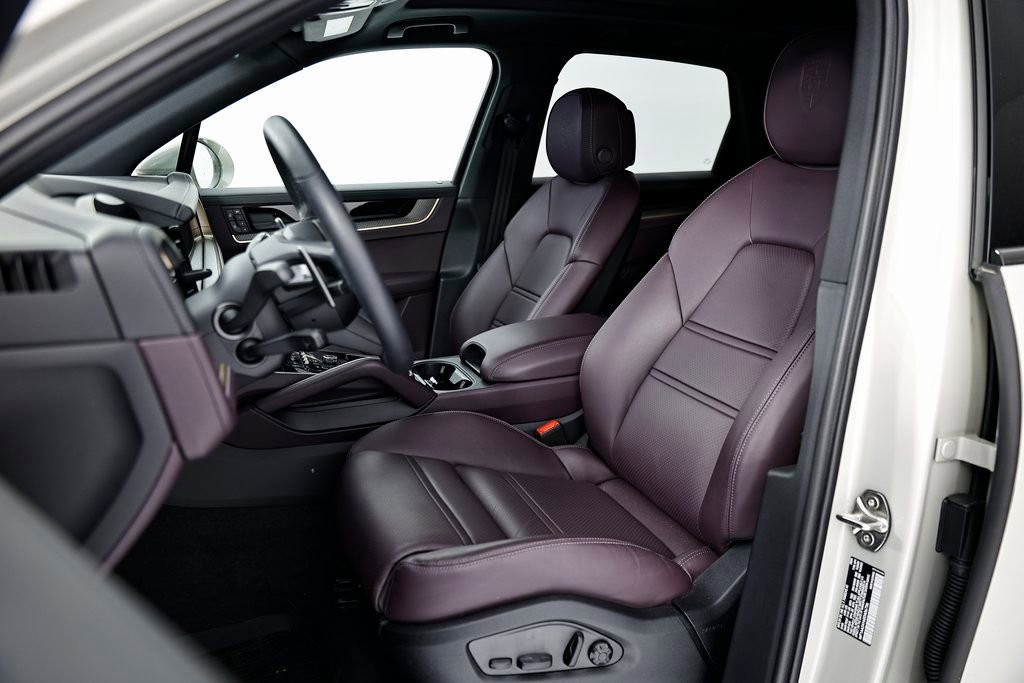 Certified 2025 Porsche Cayenne AWD/4WD image 5