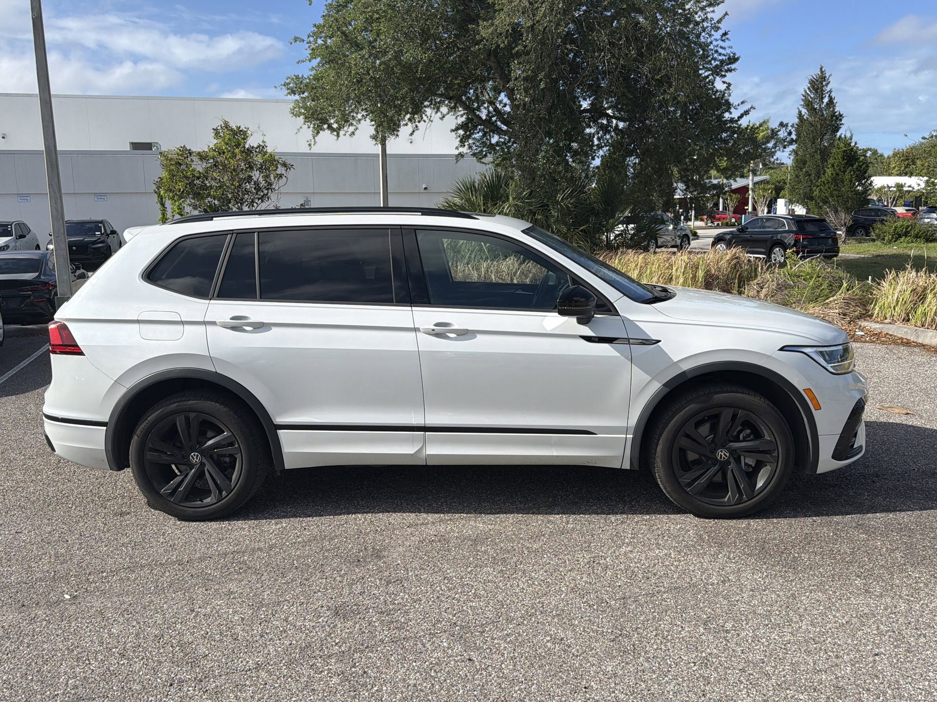 Used 2024 Volkswagen Tiguan SE R-Line image 3
