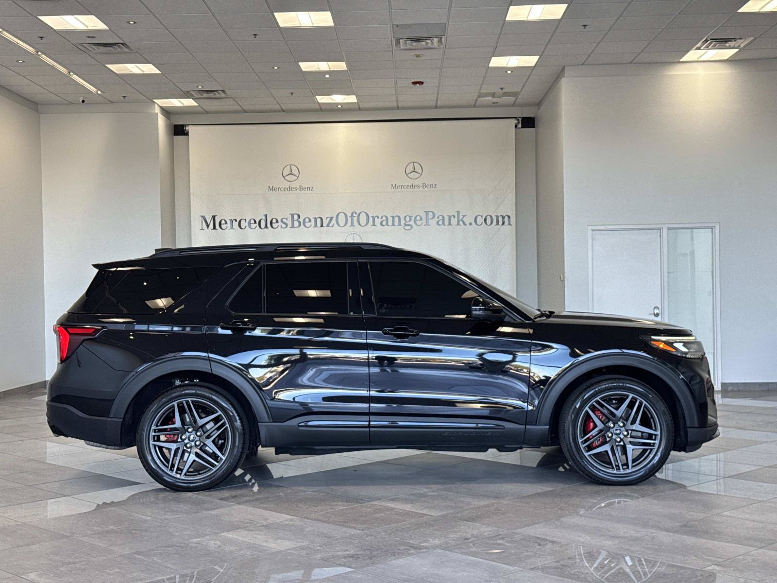 Used 2025 Ford Explorer ST RWD image 3