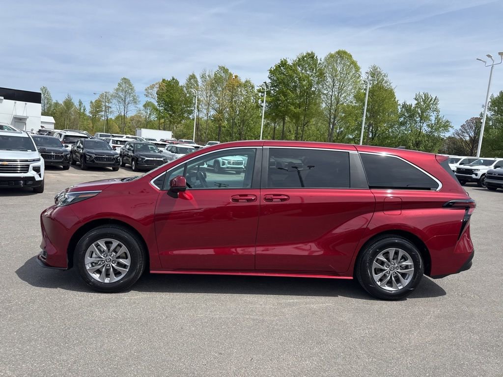 Used 2025 Toyota Sienna LE FWD image 2