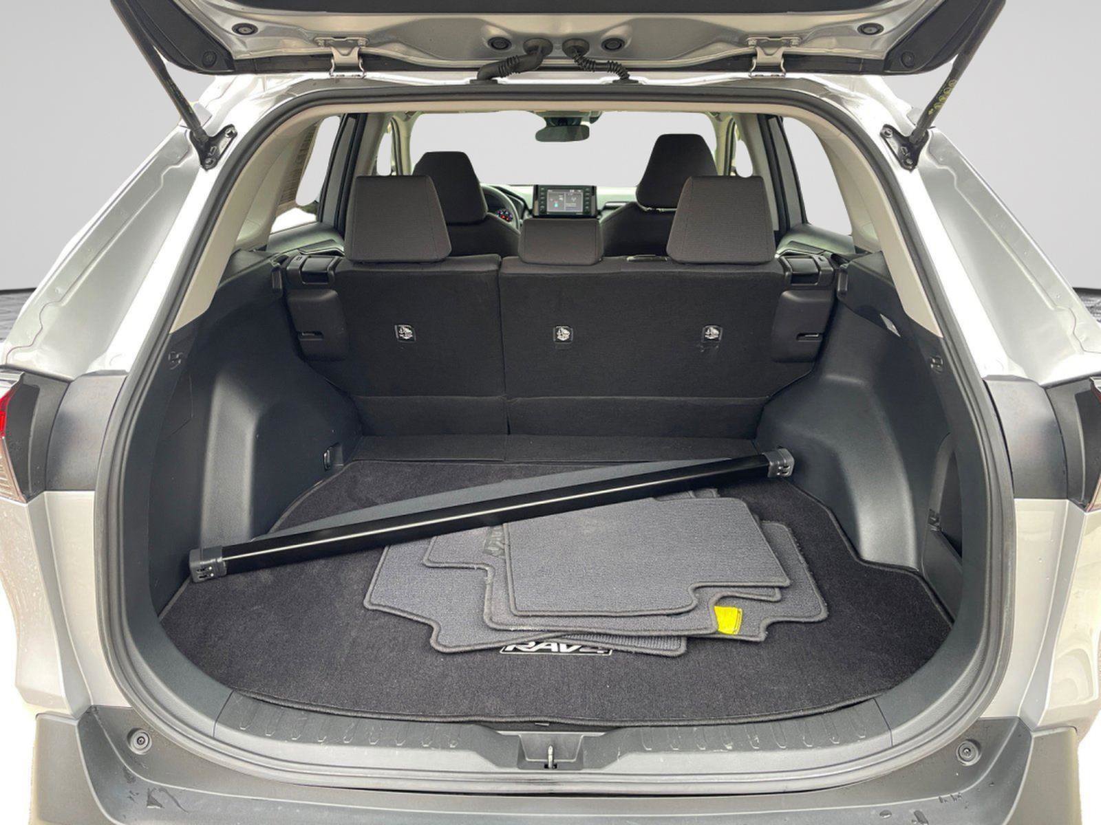 Used 2020 Toyota RAV4 XLE w/ Carpet Mat Package image 5