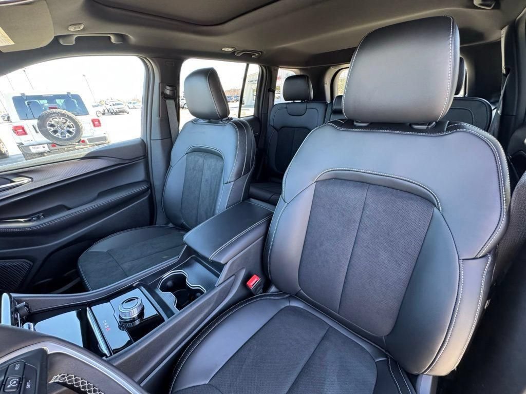 New 2025 Jeep Grand Cherokee Altitude AWD/4WD image 18