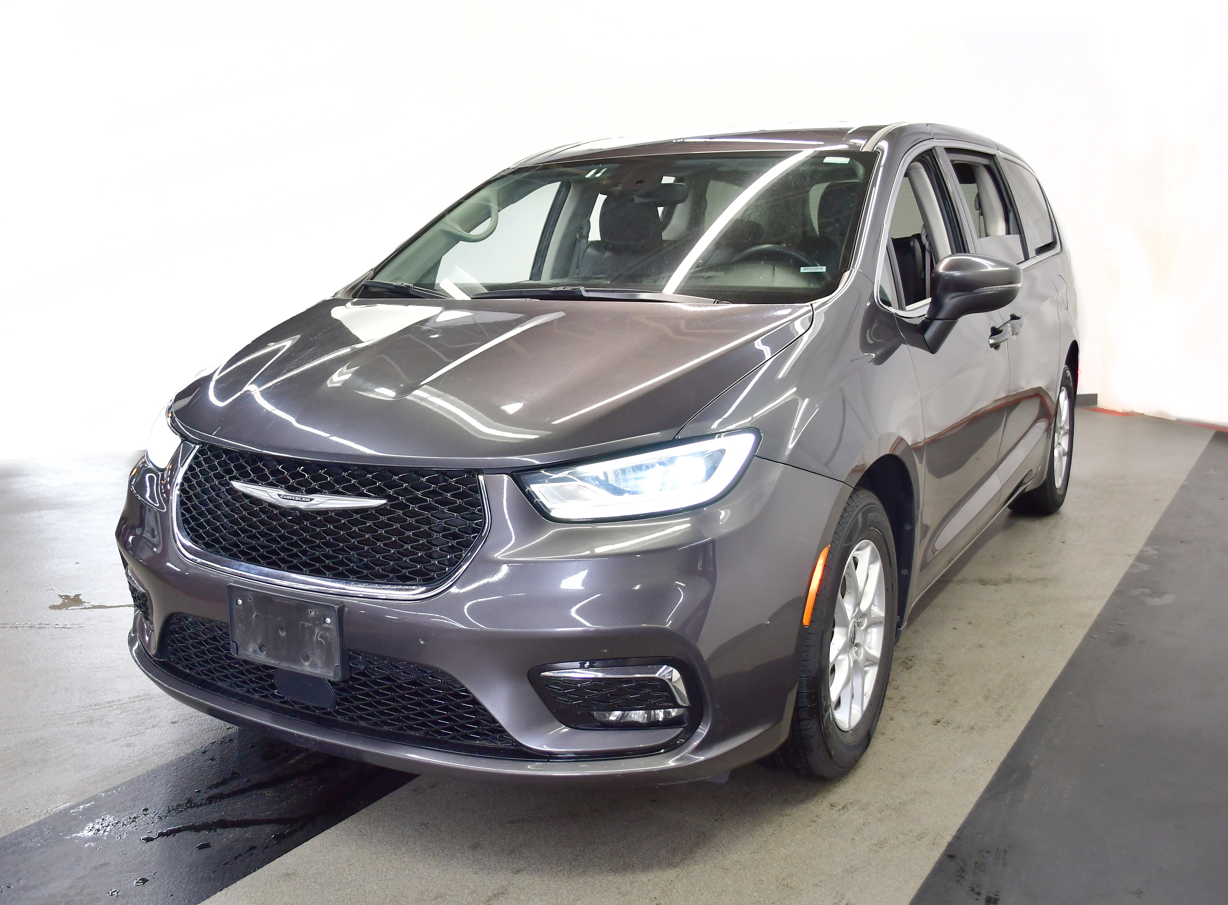 Used 2023 Chrysler Pacifica Touring-L FWD image 4