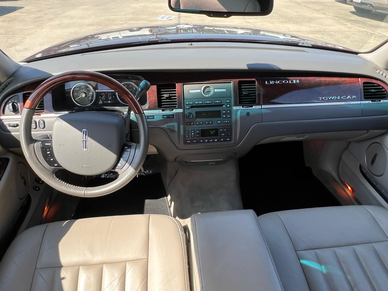 Used 2006 Lincoln Town Car Signature RWD image 45