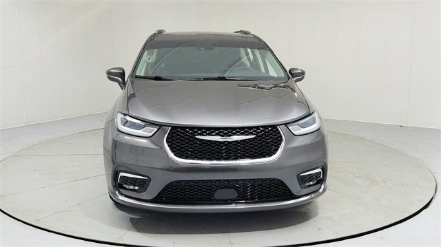 Used 2021 Chrysler Pacifica Touring-L w/ Uconnect Theater Family Group image 8