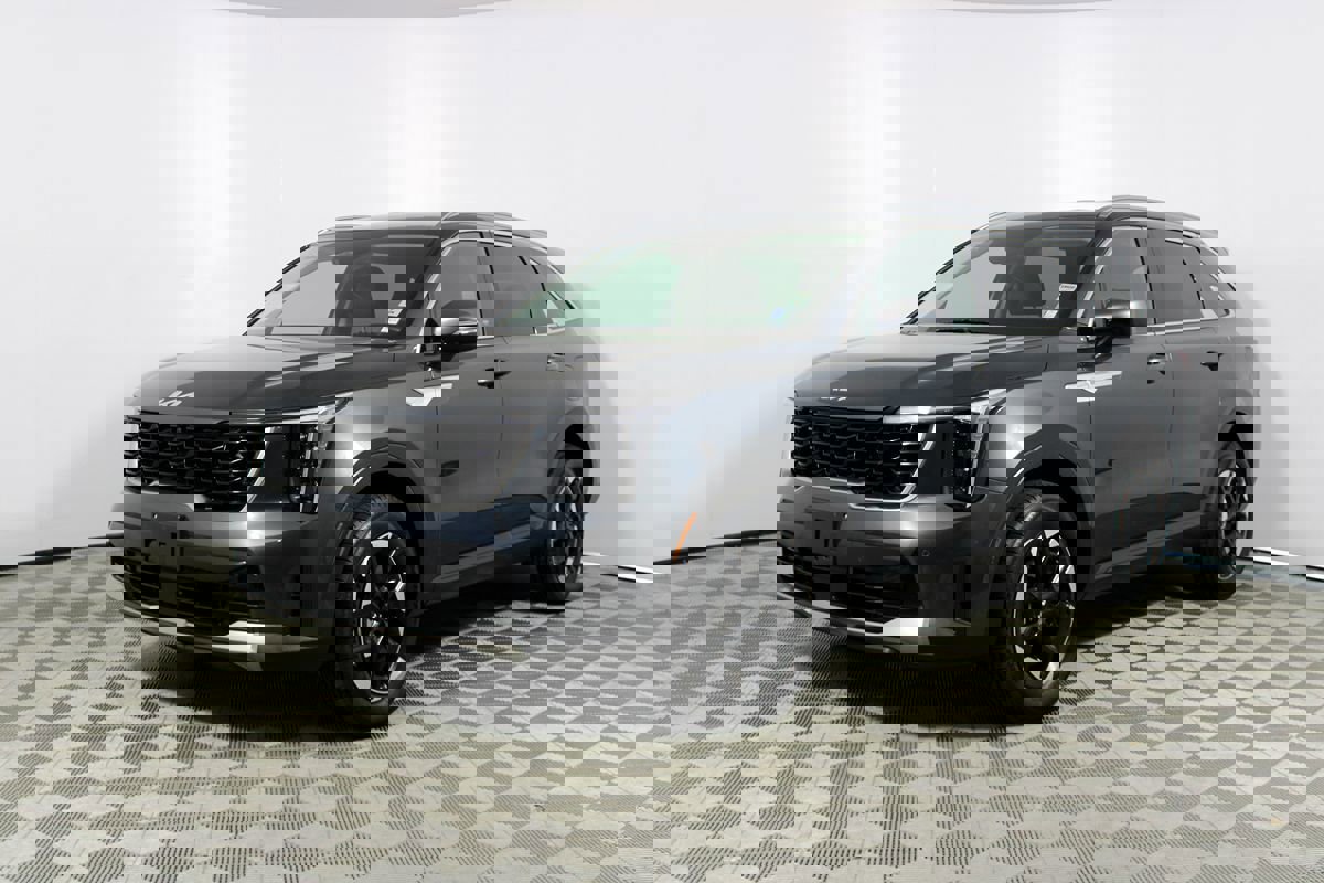 Used 2024 Kia Sorento S image 3