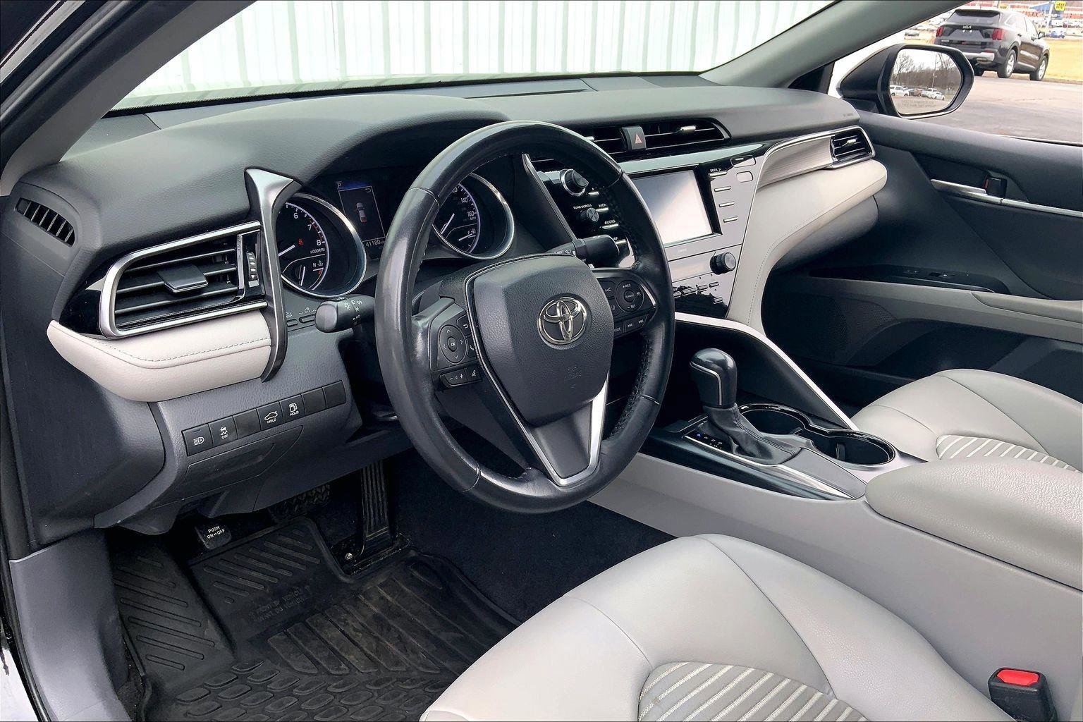 Used 2020 Toyota Camry SE w/ Convenience Package image 13