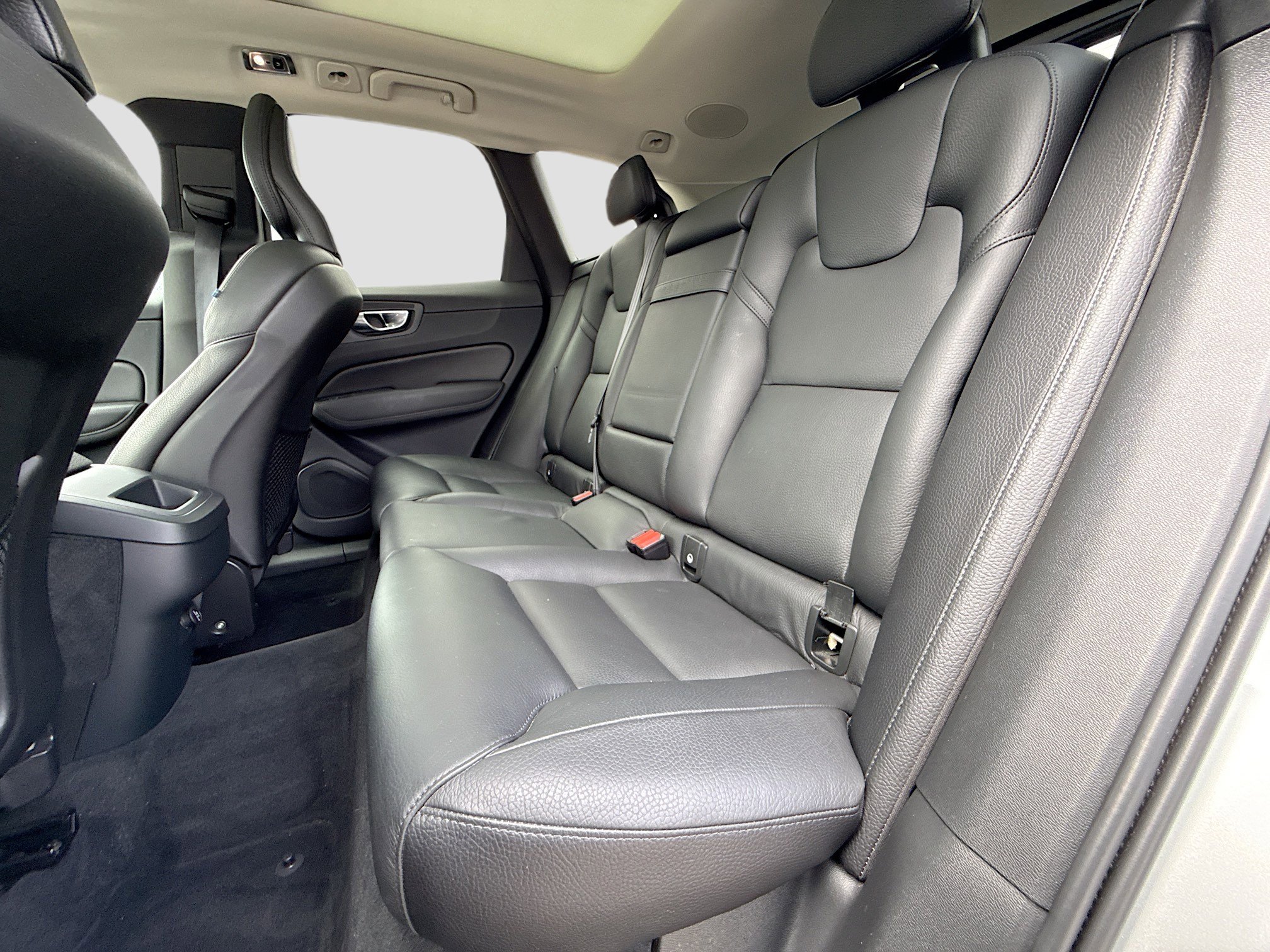 Used 2019 Volvo XC60 T5 Momentum w/ Multimedia Package image 21