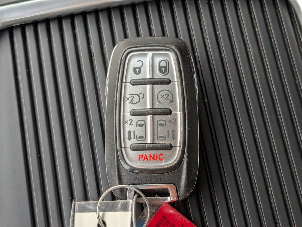Used 2023 Chrysler Pacifica Touring-L FWD image 31