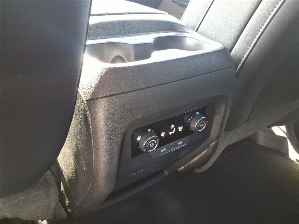 Used 2025 Chevrolet Traverse LT FWD image 17