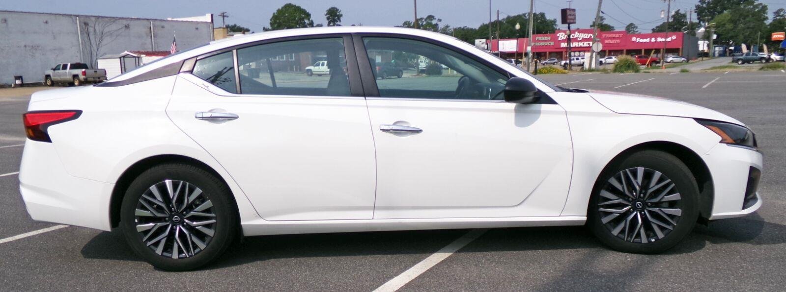Used 2025 Nissan Altima 2.5 SV FWD image 4