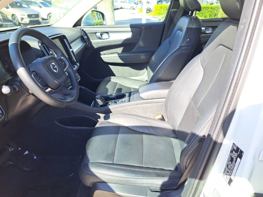 Used 2021 Volvo XC40 T5 Momentum w/ Climate Package image 14