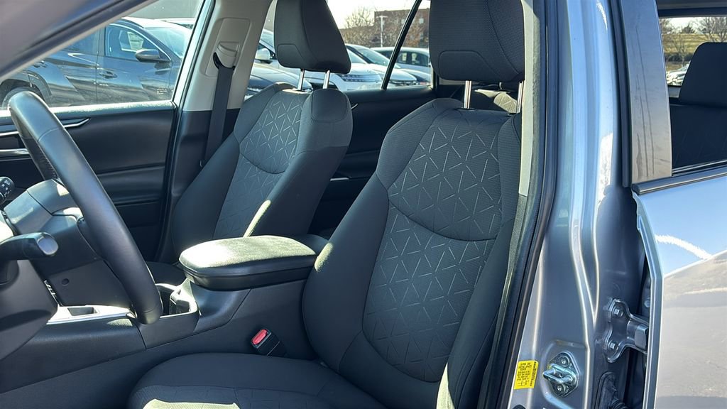 Used 2022 Toyota RAV4 XLE w/ Convenience Package image 10