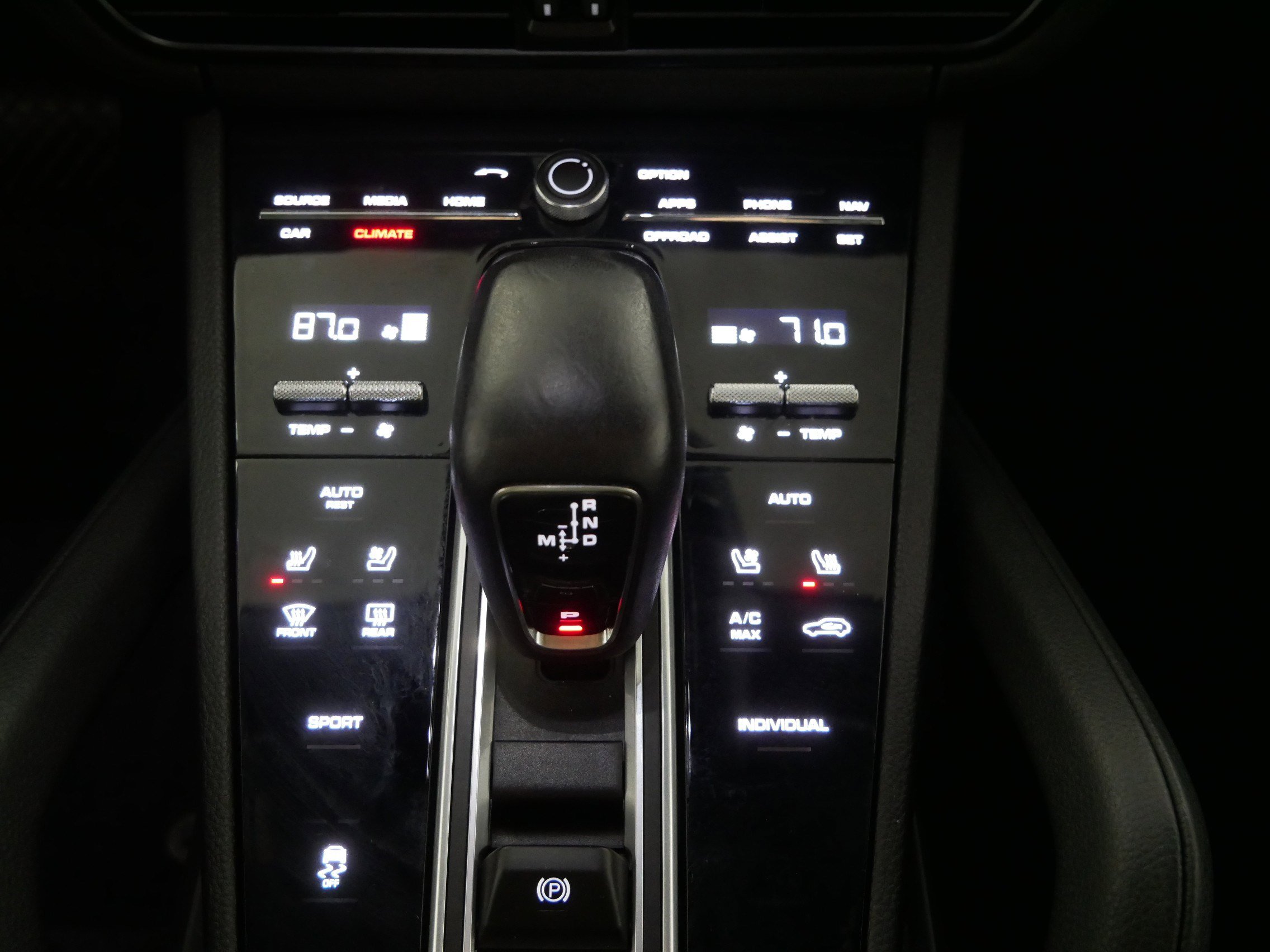 Used 2022 Porsche Cayenne Platinum Edition image 23