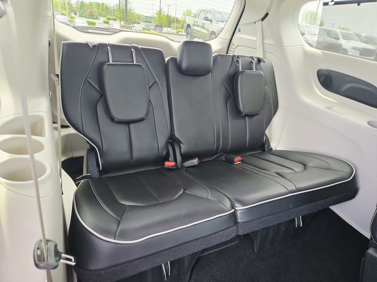 Used 2024 Chrysler Pacifica Limited image 17