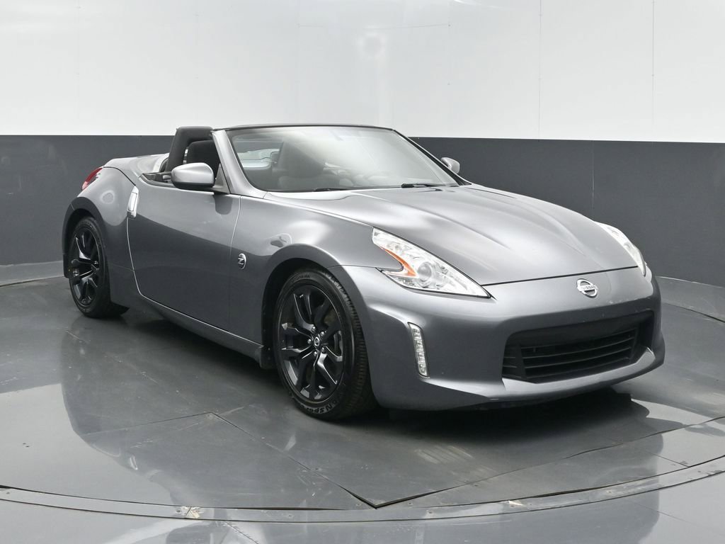 Used 2016 Nissan 370Z Roadster image 2