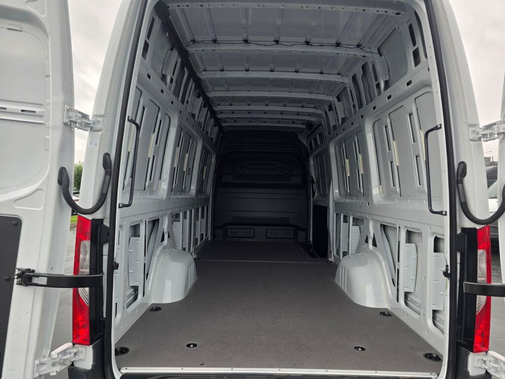 New 2025 Mercedes-Benz eSprinter 170 Cargo image 18