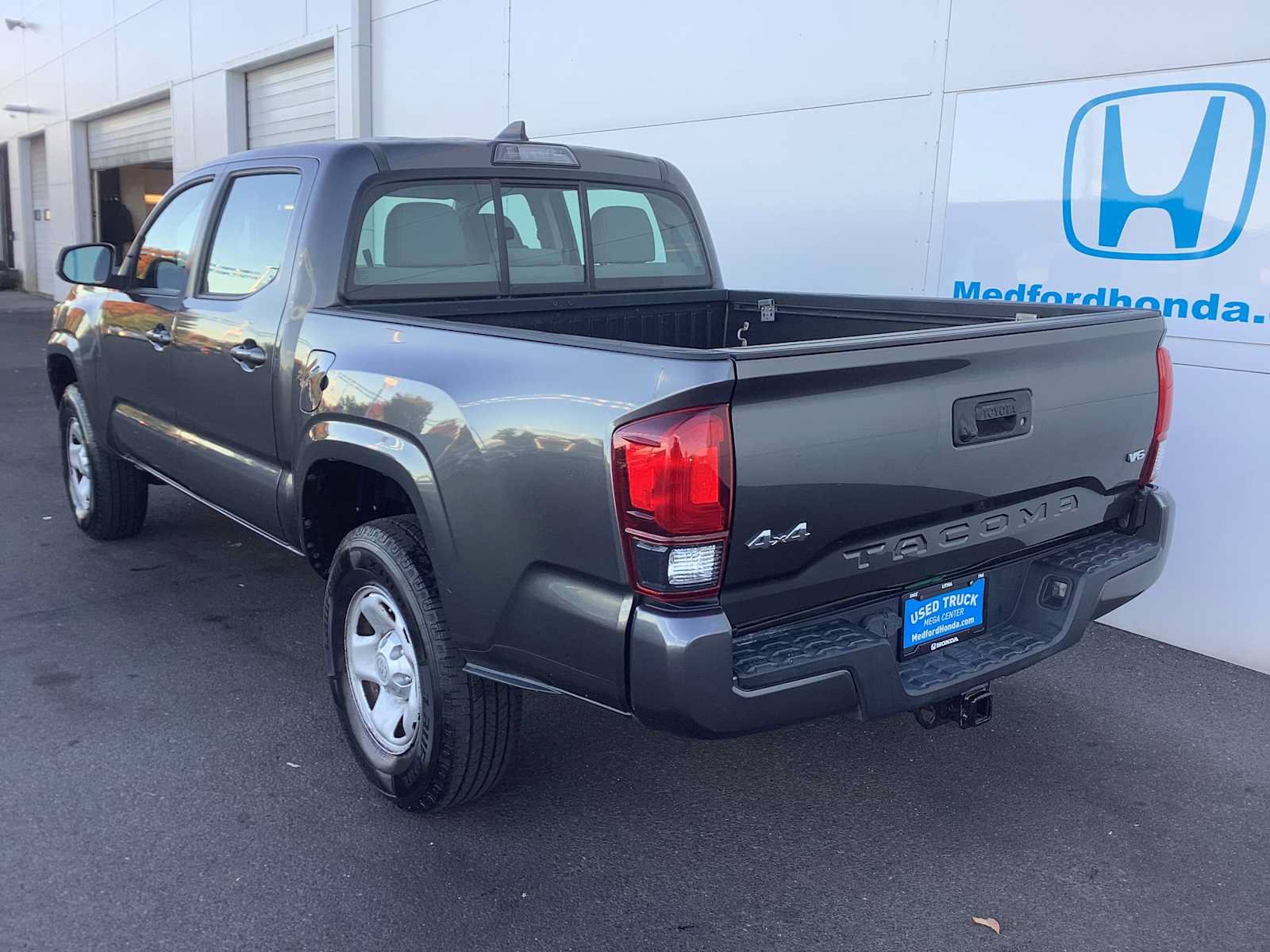 Used 2018 Toyota Tacoma SR w/ SR Convenience Package AWD/4WD image 4