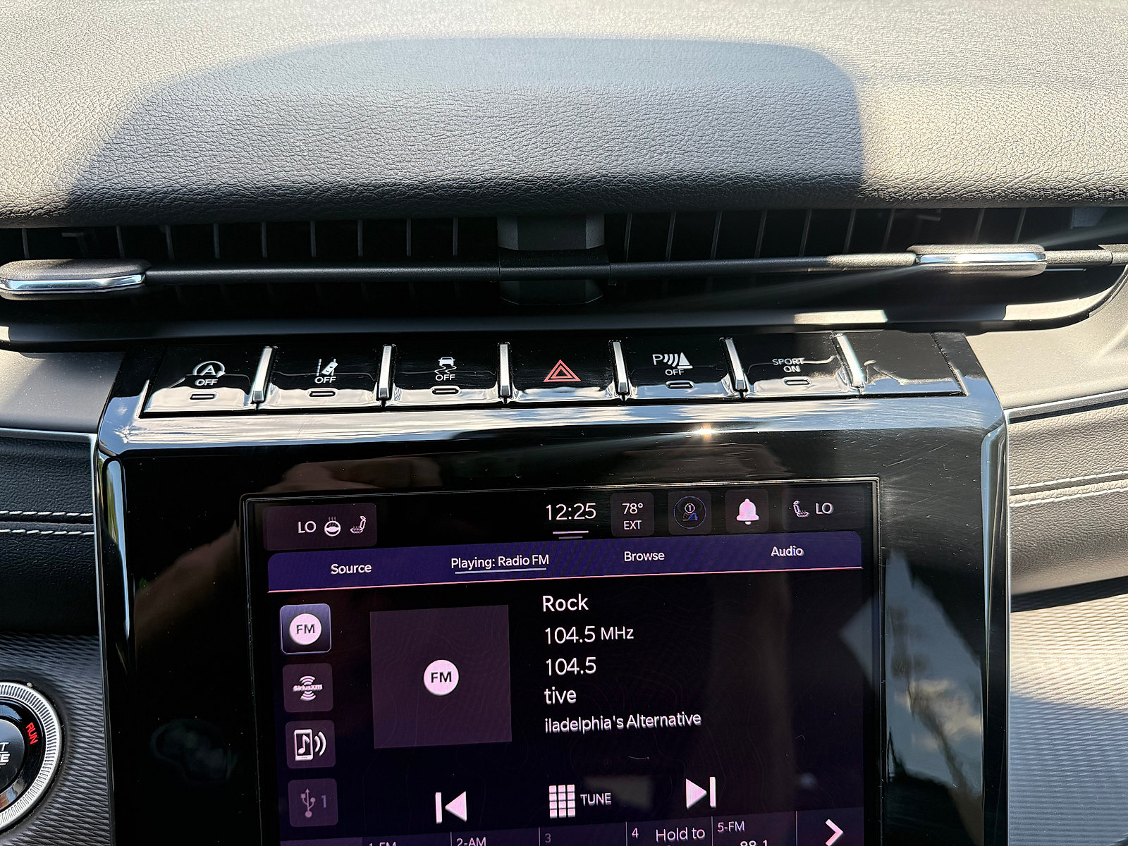 Certified 2025 Jeep Grand Cherokee Laredo w/ Luxury Tech Group I AWD/4WD image 15