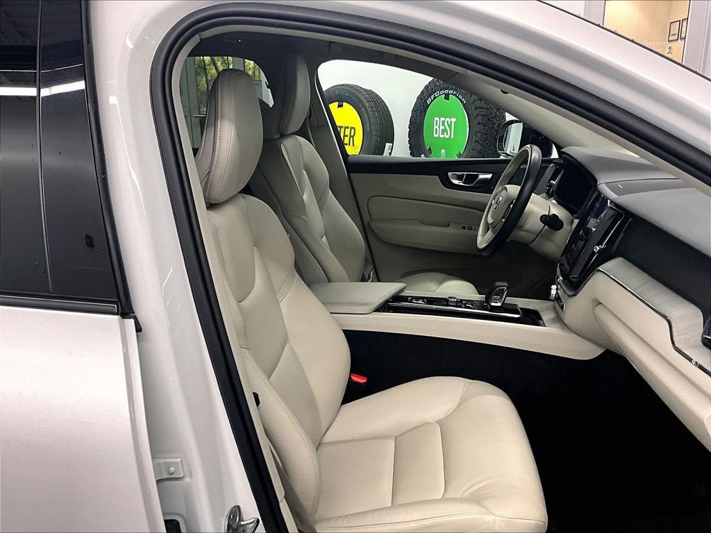 Used 2024 Volvo XC60 B5 Plus image 11